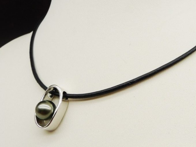 9-10 mm Unisex Leather Tahitian Pearl Necklace